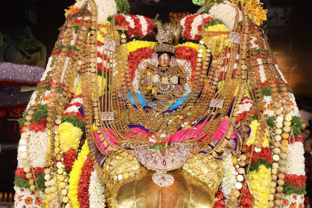  శ్రీ మహాలక్ష్మీ అలంకారంలో పద్మావతి అమ్మవారు 
