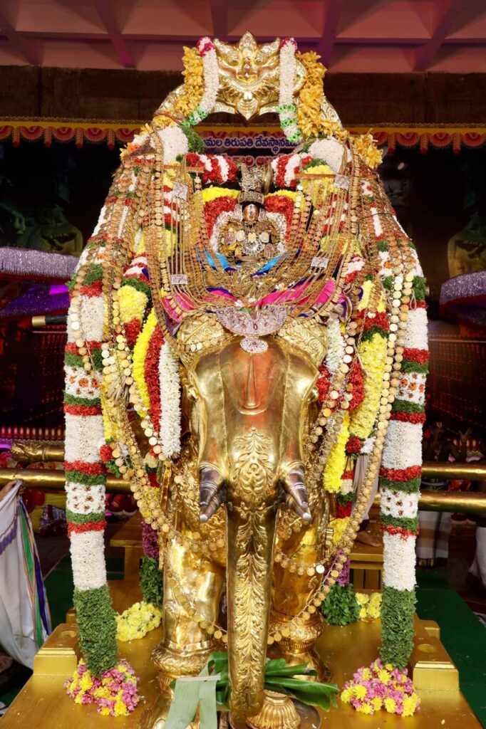  గజ వాహనంపై శ్రీ మహాలక్ష్మీ అలంకారంలో పద్మావతి అమ్మవారు 
