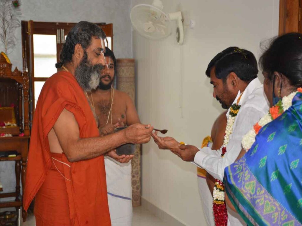 State Electricity Minister Guntakandla Jagadish Reddy meets Sri Sri Tridandy Chinjiyar Swami