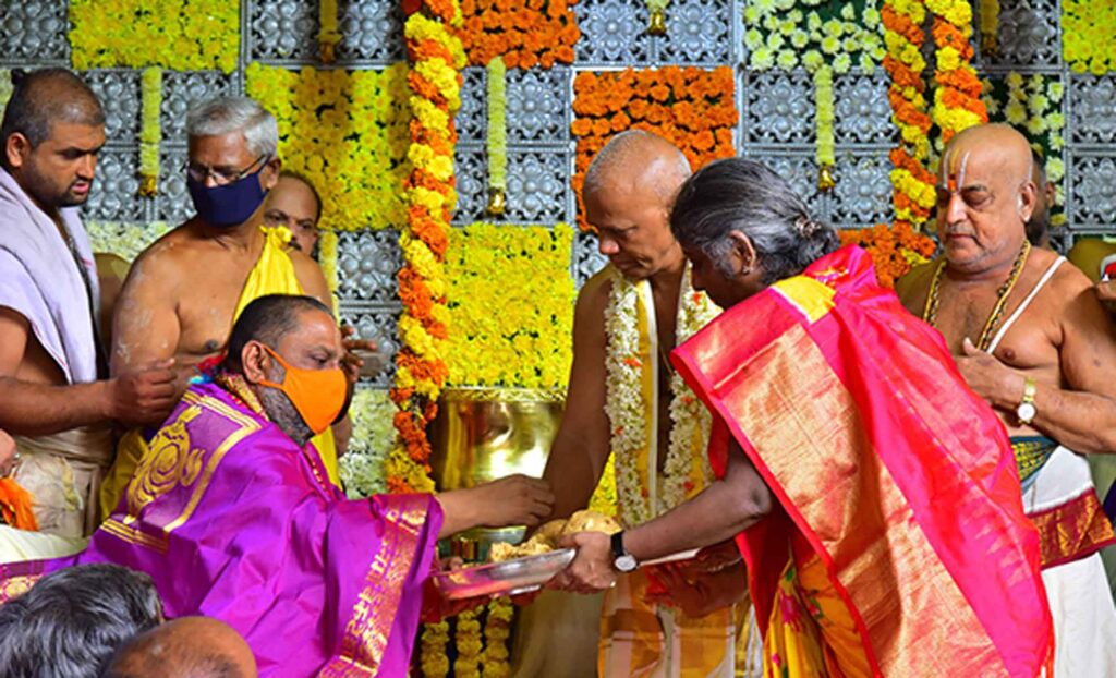 TTD PRESENTS SILK VASTRAMS TO SRI MANTRALAYA RAGHAVENDRA
