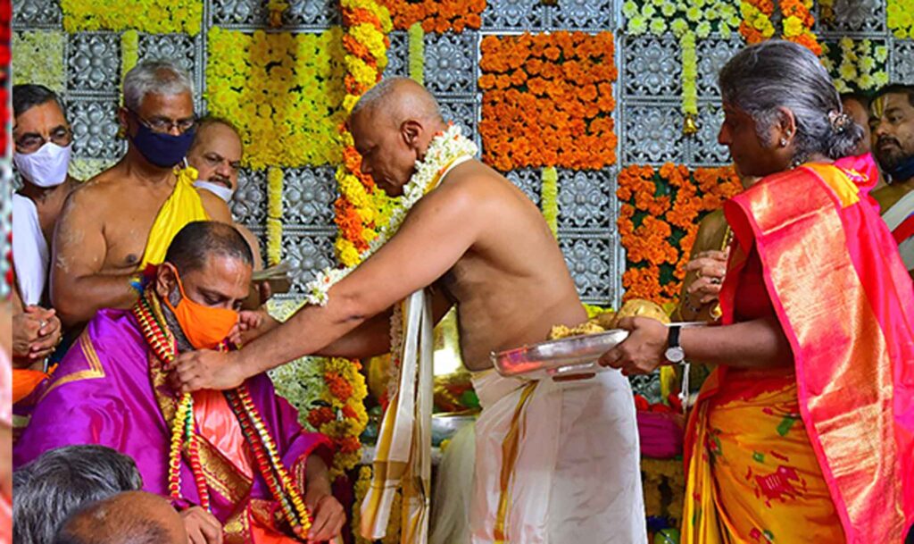 TTD PRESENTS SILK VASTRAMS TO SRI MANTRALAYA RAGHAVENDRA