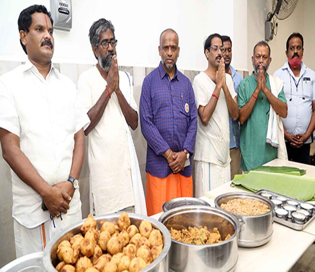 ANNAPRASADAM TO DEVOTEES ON THE LINES OF GOVINDUNIKI GO ADHARITA NAIVEDYAM