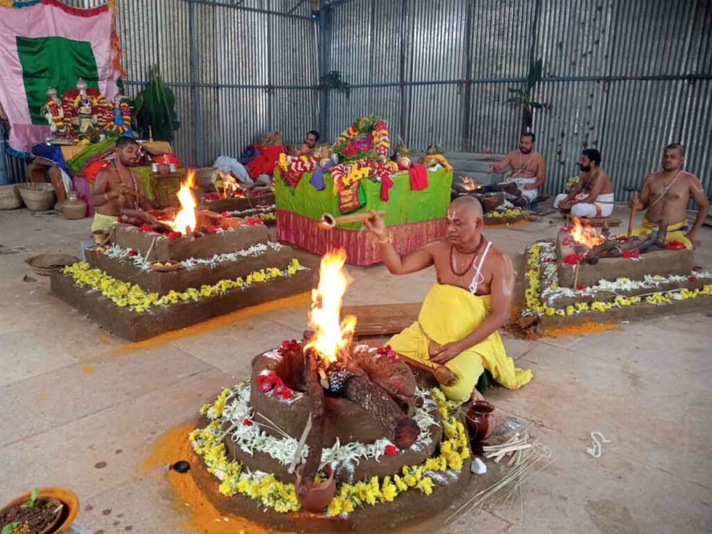 PAVITROTSAVAMS COMMENCES AT VONTIMITTA
