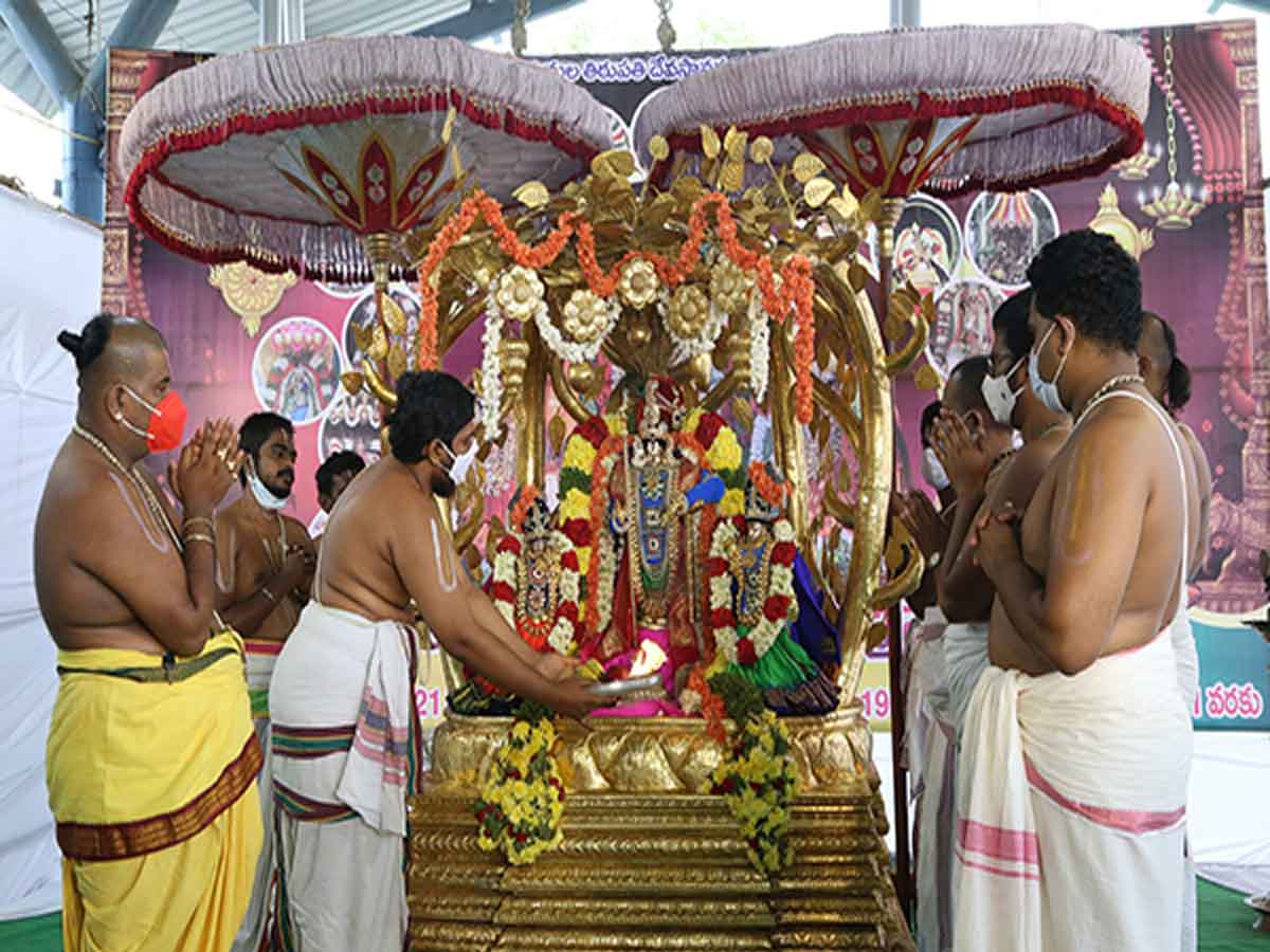 RAJAMANNAR BLESSES DEVOTEES