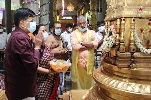 UNION MINISTER OFFERS PRAYERS IN SRI PAT