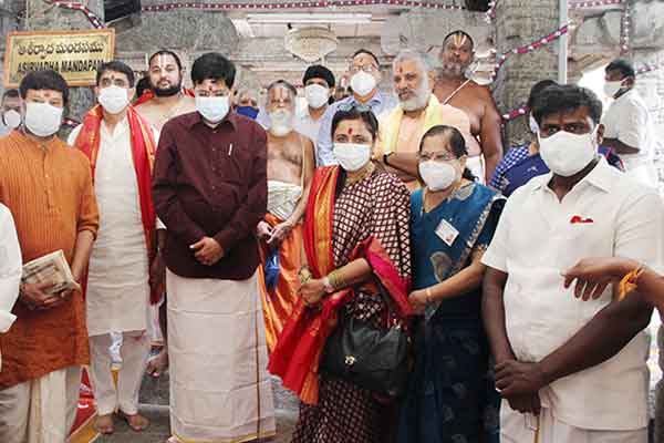 UNION MINISTER OFFERS PRAYERS IN SRI PA