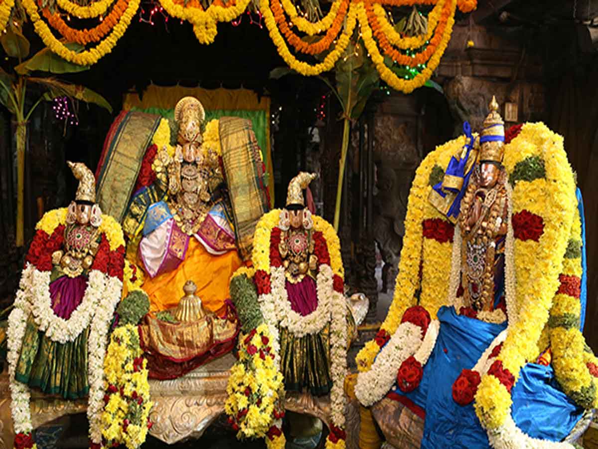 Sri Periyalvar‌ Sattumora in the temple of Sri Govindarajaswamy