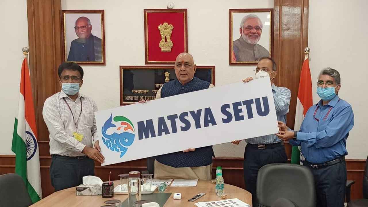 Union Ministe Giriraj Singh launches the Online Course Mobile App “Matsya Setu” for Fish Farmers