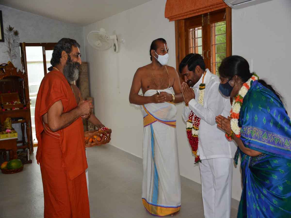 State Electricity Minister Guntakandla Jagadish Reddy meets Sri Sri Tridandy Chinjiyar Swami