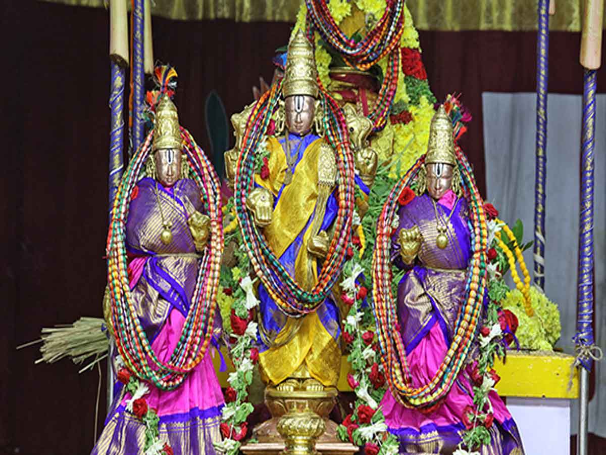 PAVITRA MALAS OFFERED TO DEITIES ON THE SECOND DAY..