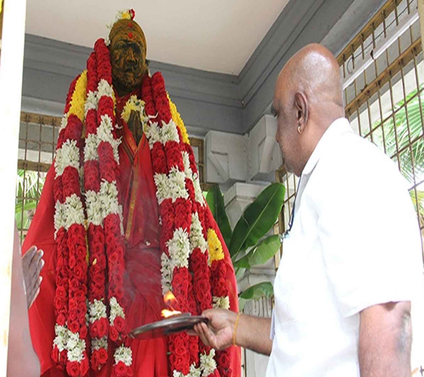 VENGAMAMBA STATUE AT TIRUPATI GARLANDED