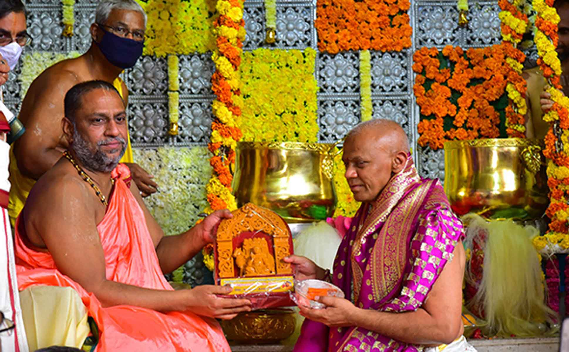 TTD PRESENTS SILK VASTRAMS TO SRI MANTRALAYA RAGHAVENDRA