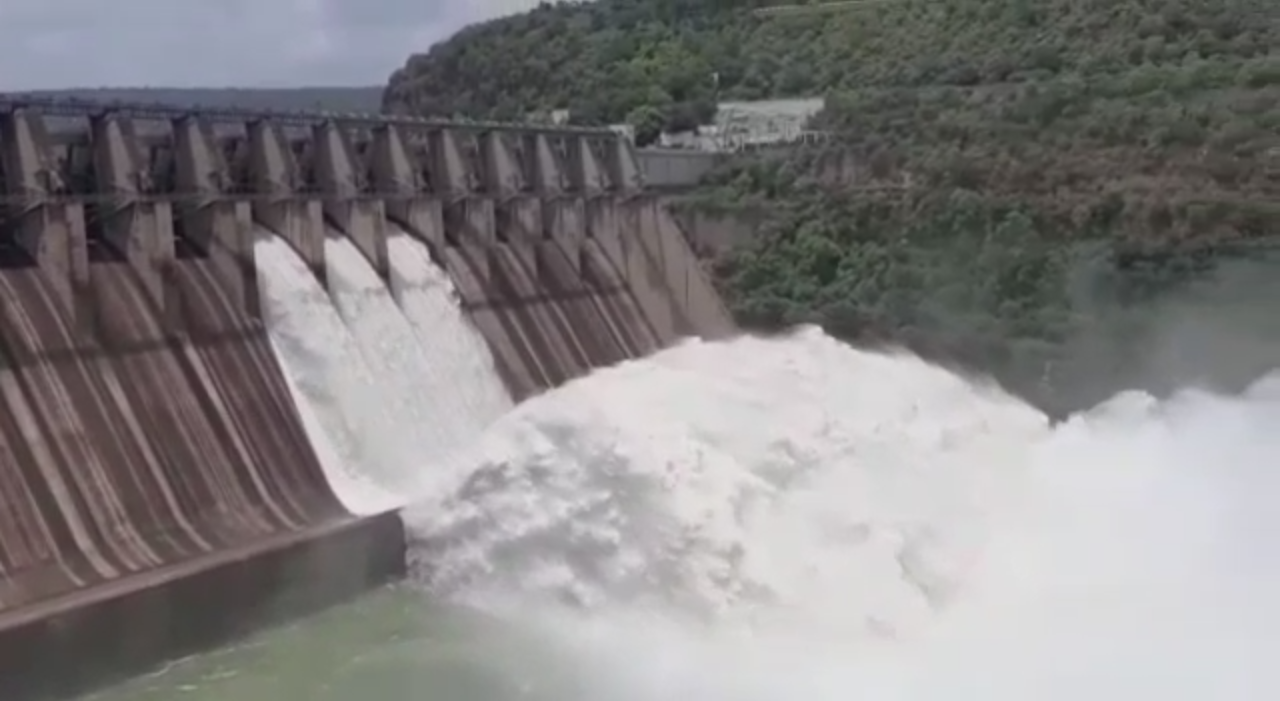 Srisailam Reservoir 3 gates lifted